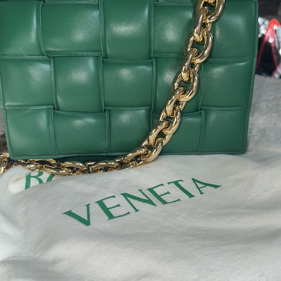 Bottega Véneta Padded chain cassette crossbody bag - Picture 2 of 7